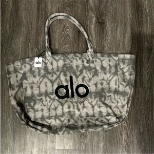 NWT Alo Yoga tiedye tote brand new sold out extra large throw all in bag purse